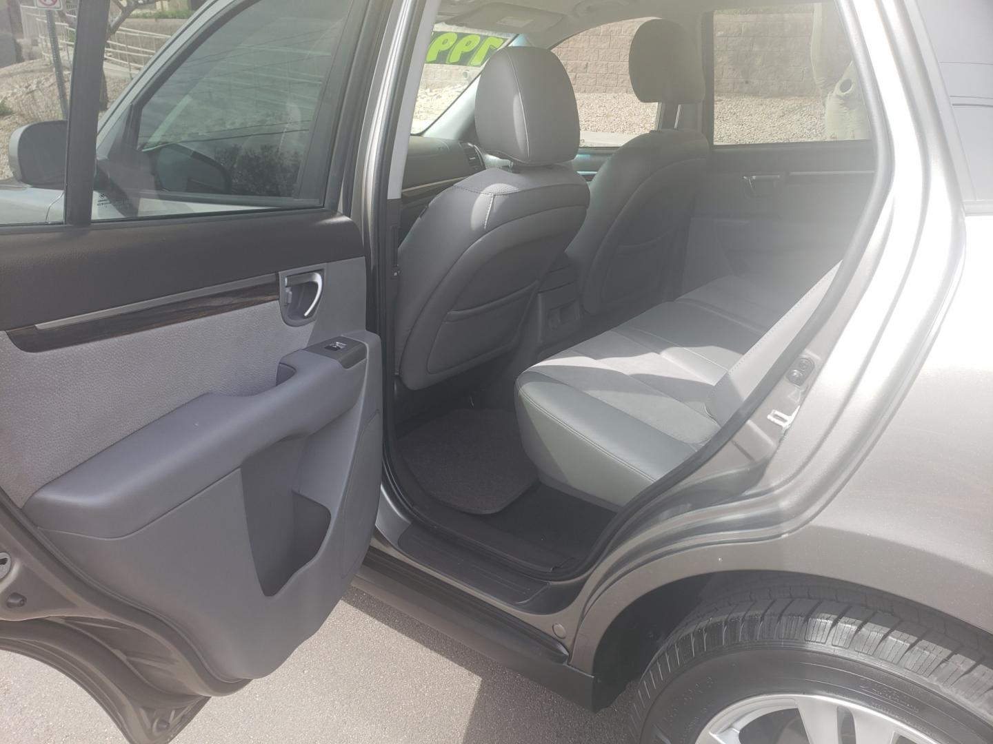 2011 gray /gray Hyundai Santa Fe SE (5XYZH4AG2BG) with an 3.5L V6 DOHC 24V engine, 6-Speed Automatic transmission, located at 323 E Dunlap Ave., Phoenix, AZ, 85020, (602) 331-9000, 33.567677, -112.069000 - 2011 Hyundai Santa Fe SE,......A Must See!! No accidents, Ice cold AC. The car is gorgeous inside and out. Power windows, Power door locks, Stereo/cd/mp3 Player, Phone sync, Bluetooth, Satellite compatible, Beautiful gray interior with gray leather seats in near perfect condition, Incredible gas mil - Photo#10